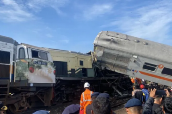 Tabrakan antara Kereta Api Turangga dan Kereta Lokal Bandung di Cicalengka Kabupaten Bandung,Jumat (5/1/2024) (foto:Antara)