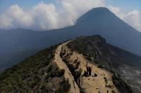 Gunung Gede di Jawa Barat yang dikenal dengan keindahan alamnya serta berbagai mitos dan cerita mistis yang melekatinya (Foto: Gedepangrango.org)