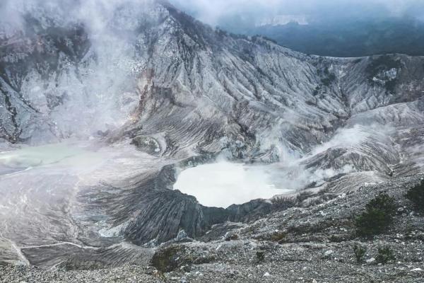 Kisah Legenda Sangkuriang dan Gunung Tangkuban Perahu (Foto: Dok. Unsplash/Yazid Hasan)  